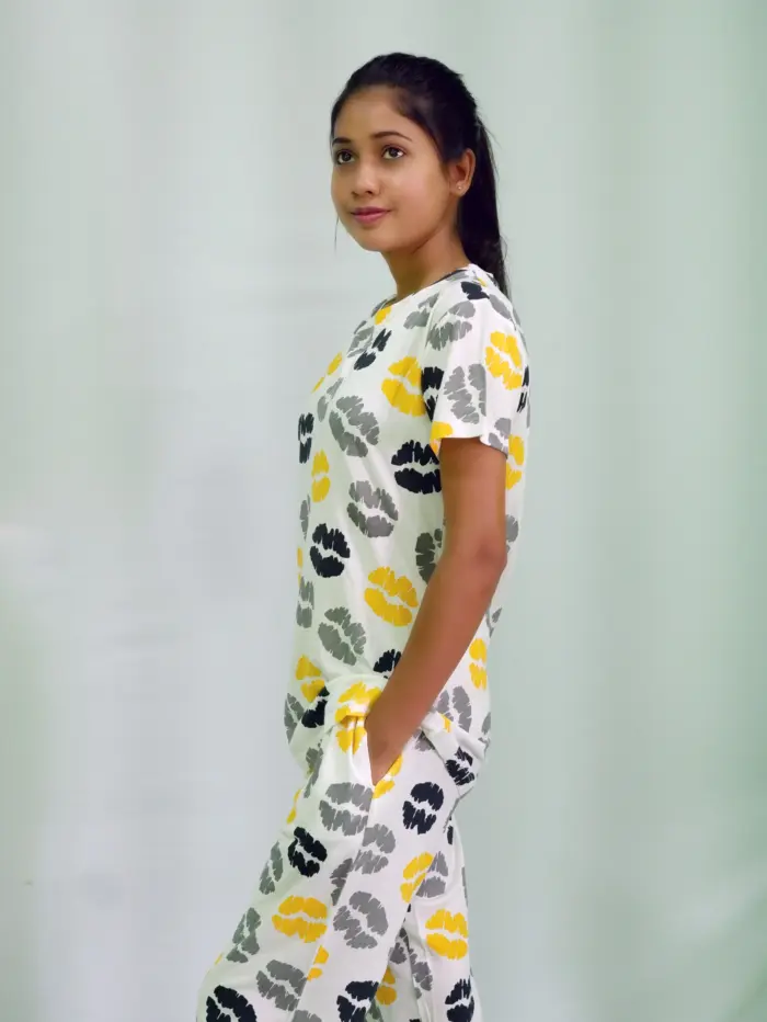 Kisses Print T-shirt & Pant Night Dress in Tofu